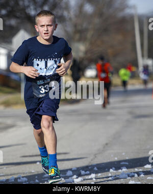 Moline, Iowa, USA. 1a gen, 2017. Trento Doty attraversa la linea del traguardo della risoluzione eseguire 5K di Moline, domenica 1 gennaio 2017. La prima risoluzione eseguire 5k hanno beneficiato YouthHope iniziando e terminando a Moline YouthHope Center. La gara si sperava di aiutare la gente a kick off il nuovo anno in un sano e attivo e aveva 220 corridori partecipano. Credito: Andy Abeyta/Quad-City volte/ZUMA filo/Alamy Live News Foto Stock