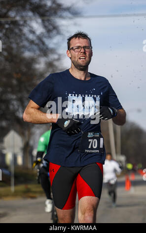 Moline, Iowa, USA. 1a gen, 2017. Darryl Knoles corre verso il traguardo della risoluzione eseguire 5K di Moline, domenica 1 gennaio 2017. La prima risoluzione eseguire 5k hanno beneficiato YouthHope iniziando e terminando a Moline YouthHope Center. La gara si sperava di aiutare la gente a kick off il nuovo anno in un sano e attivo e aveva 220 corridori partecipano. Credito: Andy Abeyta/Quad-City volte/ZUMA filo/Alamy Live News Foto Stock