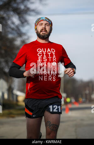 Moline, Iowa, USA. 1a gen, 2017. Steve Traman di Cleveland, Illinois si avvicina al traguardo della risoluzione eseguire 5K di Moline, domenica 1 gennaio 2017. La prima risoluzione eseguire 5k hanno beneficiato YouthHope iniziando e terminando a Moline YouthHope Center. La gara si sperava di aiutare la gente a kick off il nuovo anno in un sano e attivo e aveva 220 corridori partecipano. Credito: Andy Abeyta/Quad-City volte/ZUMA filo/Alamy Live News Foto Stock