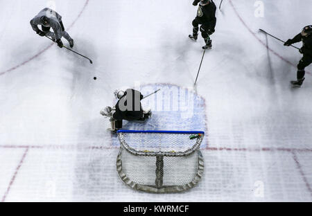 Moline, Iowa, USA. 24 gen 2017. Germani reali in avanti Justin Kovacs (10, a sinistra) si avvicina alla meta a sparare come goaltender C.J. Motte (30) è pronta al blocco durante una pratica presso il centro di iWireless di Moline Martedì, 24 gennaio 2017. La pratica è stata la prima con ex assistant coach Phil Axtell agendo come interim head coach dopo la Germani reali sollevati ex allenatore Terry Ruskowski. Credito: Andy Abeyta/Quad-City volte/ZUMA filo/Alamy Live News Foto Stock