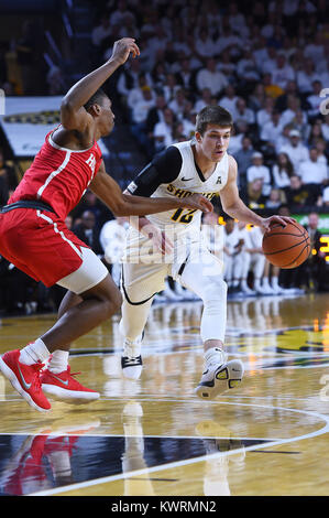 Wichita, Kansas, Stati Uniti d'America. 4 gennaio, 2018. Wichita State Shockers guardia Reaves Austin (12) gestisce la palla nel primo semestre durante il NCAA Pallacanestro tra la Houston Cougars e Wichita State Shockers a Charles Koch Arena di Wichita, Kansas. Kendall Shaw/CSM/Alamy Live News Foto Stock