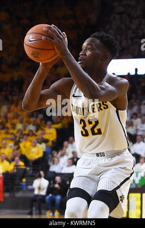 Wichita, Kansas, Stati Uniti d'America. 4 gennaio, 2018. Wichita State Shockers avanti il riferimentosia McDuffie (32) guarda a sparare la palla nel primo semestre durante il NCAA Pallacanestro tra la Houston Cougars e Wichita State Shockers a Charles Koch Arena di Wichita, Kansas. Kendall Shaw/CSM/Alamy Live News Foto Stock