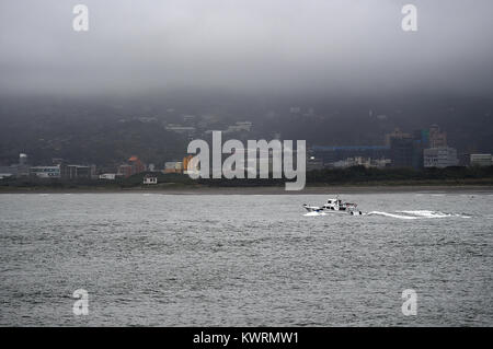 Il Taipei Taiwan. 4 gennaio, 2018. Uno yacht crociere il Tamsui Fisherman Wharf in Xinbei City, a sud-est della Cina di Taiwan, gen. 4, 2018. Il Tamsui Fisherman Wharf è uno dei più famosi punti panoramici sulla costa nord di Taiwan. Credito: Yue Yuewei/Xinhua/Alamy Live News Foto Stock