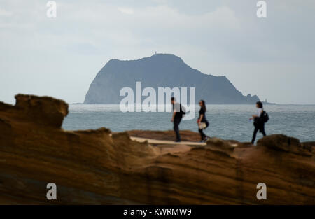 Il Taipei Taiwan. 4 gennaio, 2018. Turisti visitano il Geoparco Yeliu in Xinbei City, a sud-est della Cina di Taiwan, gen. 4, 2018. Il Geoparco Yeliu è uno dei più famosi punti panoramici sulla costa nord di Taiwan. Credito: Yue Yuewei/Xinhua/Alamy Live News Foto Stock