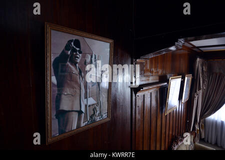 Medan, nel nord di Sumatra, Indonesia. 2° Nov, 2017. Foto del presidente Sukarno (primo presidente dell'indonesia) visto dentro il suo esilio casa chiamata "Bung Karno' in Parapat.Il Lago Toba nel nord di Sumatra come sono state formate durante il verificarsi di un super eruzione vulcanica 73,000-75,000 anni fa, con una popolazione locale di Batak gente che ci vive, ora il governo indonesiano di iniziare a lavorare su un progetto del turismo, per rendere il secondo ''˜Bali, un totale di Rp 11 trilioni di sviluppare il turismo è necessario come cinesi e gli investitori di Singapore sono già interessati a lavorare sul nuovo progetto. Foto Stock