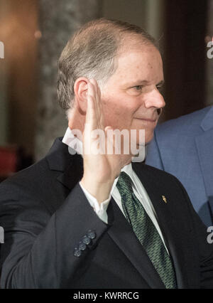 Stati Uniti il senatore Doug Jones (Democratico di Alabama) partecipa a una simulazione di giuramento cerimonia nella vecchia camera del senato del Campidoglio di Washington il Mercoledì, 3 gennaio 2017. Jones ha vinto l'elezione speciale in Alabama per sostituire il Procuratore generale USA Jeff sessioni nel senato degli Stati Uniti. Credito: Ron Sachs/CNP (restrizione: NO New York o New Jersey o giornali quotidiani nel raggio di 75 miglia da New York City) - nessun filo SERVICE - foto: Ron Sachs/consolidato/dpa Foto Stock