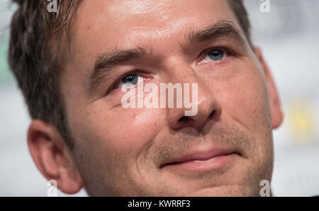 Stuttgart, Germania. 4 gennaio, 2018. Christian Prokop, allenatore della nazionale tedesca della squadra di pallamano, parla nel corso di una conferenza stampa tenutasi a Stoccarda, Germania, 4 gennaio 2018. Credito: Sebastian Gollnow/dpa/Alamy Live News Foto Stock