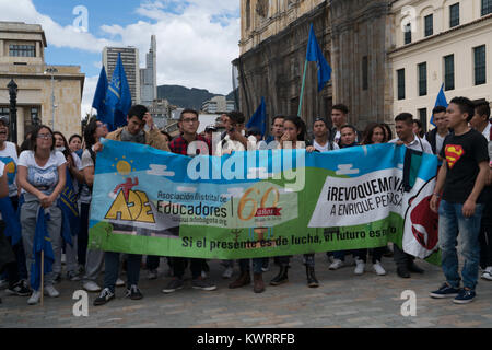 Bogotà, Colombia. Xii oct, 2017. I manifestanti visto tenendo un grande striscione durante una dimostrazione organizzata dal ''˜sindacato dei lavoratori contro il presidente Juan Manuel Santos e le politiche economiche e sociali. Credito: Luis G. Gomez/SOPA/ZUMA filo/Alamy Live News Foto Stock