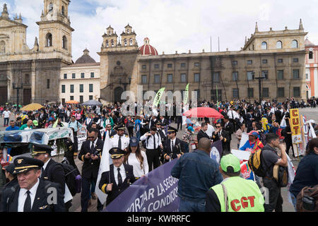 Bogotà, Colombia. Xii oct, 2017. Una vista generale della manifestazione organizzata dalla ''˜sindacato dei lavoratori contro il presidente Juan Manuel Santos e le politiche economiche e sociali. Credito: Luis G. Gomez/SOPA/ZUMA filo/Alamy Live News Foto Stock