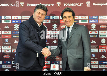 Torino, Italia. Gen 5, 2018. Walter Mazzarri nuovo allenatore e Urbano Cairo Presidente Torino FC durante la prima conferenza stampa presso lo Stadio Grande Torino il 5 gennaio, 2018 a Torino, Italia. Credito: FABIO PETROSINO/Alamy Live News Foto Stock