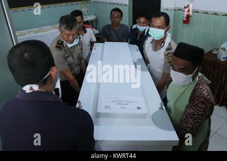 Palembang. Gen 5, 2018. Coloro che portano una bara con la vittima della barca affondata incidente in un ospedale di Palembang, Indonesia il 5 gennaio 2018. Il team di ricerca continua gli sforzi per trovare decine di imbarcazione di passeggeri che sono andati dispersi dopo la barca sono saliti sul affondò dopo essere stati duramente colpiti da un'onda in mezzo alle intemperie in Indonesia Sumatra meridionale della provincia di recente sul fiume. Credito: Muhammad Fajri/Xinhua/Alamy Live News Foto Stock