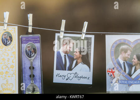Windsor Berkshire, Regno Unito. Gen 5, 2017. Foto del principe Harry e la sua fidanzata Meghan Markle sono venduti da negozi di souvenir in Windsor sperando di capitalizzare il Royal Wedding su 19 maggio 2018 Credit: amer ghazzal/Alamy Live News Foto Stock