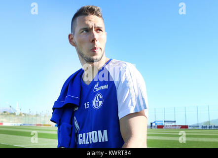 Benidorm, Spagna. Gen 5, 2018. Marko Pjaca sguardi al suo fan al winter training camp del team della Bundesliga FC Schalke 04 a Benidorm, Spagna, 5 gennaio 2018. Credito: Tim Rehbein/dpa/Alamy Live News Foto Stock