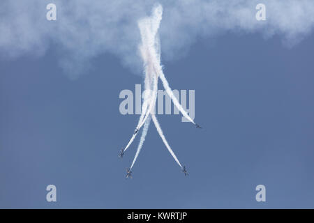 Stati Uniti d'America, Chicago - 19 agosto: Blue Angels F/A-18 calabroni volare a Chicago aria e acqua mostrano, il 19 agosto, 2017 Foto Stock