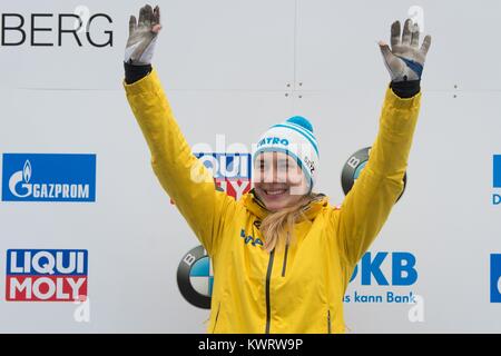 Altenberg, Germania. 05 gen 2018. La Germania Jacqueline Loelling celebra durante la cerimonia di consegna del premio per le donne lo scheletro di Coppa del Mondo a Altenberg, Germania, 05 gennaio 2018. Credito: Sebastian Kahnert/dpa/Alamy Live News Foto Stock