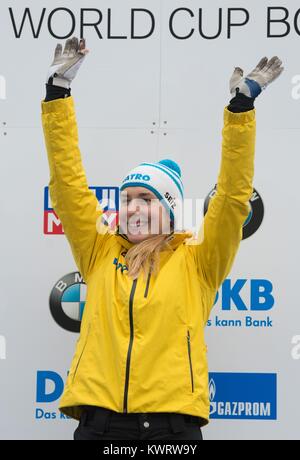 Altenberg, Germania. 05 gen 2018. La Germania Jacqueline Loelling celebra durante la cerimonia di consegna del premio per le donne lo scheletro di Coppa del Mondo a Altenberg, Germania, 05 gennaio 2018. Credito: Sebastian Kahnert/dpa/Alamy Live News Foto Stock