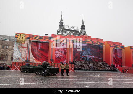 Mosca, Russia. 7 Nov, 2016. Soldati russi e volontari vestito in storiche uniformi prendere parte alla parata nella Piazza Rossa di Mosca. La sfilata ha segnato il 76° anniversario di una guerra mondiale II corteo storico in Piazza Rossa. Credito: Victor Kruchinin/SOPA/ZUMA filo/Alamy Live News Foto Stock