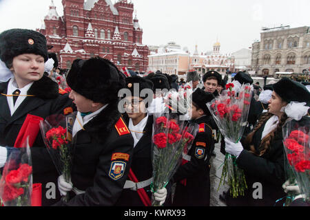 Mosca, Russia. 7 Nov, 2016. Giovani cadetti militare visto holding fiori rossi all'evento. Soldati russi e volontari vestito in storiche uniformi prendere parte alla parata nella Piazza Rossa di Mosca. La sfilata ha segnato il 76° anniversario di una guerra mondiale II corteo storico in Piazza Rossa. Credito: Victor Kruchinin/SOPA/ZUMA filo/Alamy Live News Foto Stock