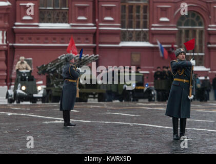 Mosca, Russia. 7 Nov, 2016. Soldati russi vestito di WW2 visto uniforme durante la parata militare.soldati russi e volontari vestito in storiche uniformi prendere parte alla parata nella Piazza Rossa di Mosca. La sfilata ha segnato il 76° anniversario di una guerra mondiale II corteo storico in Piazza Rossa. Credito: Victor Kruchinin/SOPA/ZUMA filo/Alamy Live News Foto Stock