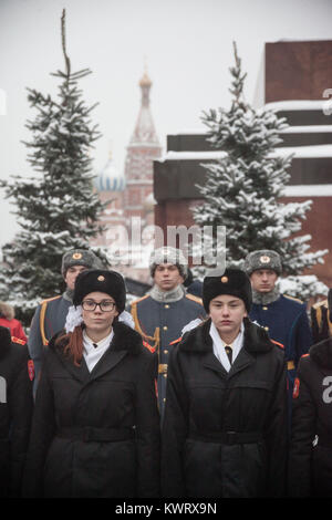 Mosca, Russia. 7 Nov, 2016. Giovani cadetti militare visto presso l'evento.soldati russi e volontari vestito in storiche uniformi prendere parte alla parata nella Piazza Rossa di Mosca. La sfilata ha segnato il 76° anniversario di una guerra mondiale II corteo storico in Piazza Rossa. Credito: Victor Kruchinin/SOPA/ZUMA filo/Alamy Live News Foto Stock