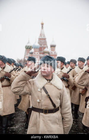 Mosca, Russia. 7 Nov, 2016. Soldati russi vestito di WW2 visto uniforme durante la parata militare.soldati russi e volontari vestito in storiche uniformi prendere parte alla parata nella Piazza Rossa di Mosca. La sfilata ha segnato il 76° anniversario di una guerra mondiale II corteo storico in Piazza Rossa. Credito: Victor Kruchinin/SOPA/ZUMA filo/Alamy Live News Foto Stock