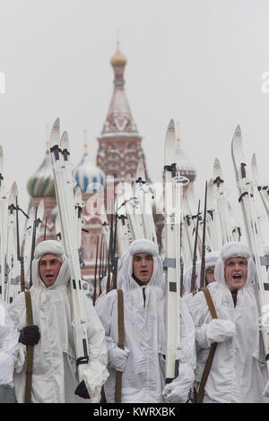 Mosca, Russia. 7 Nov, 2016. Soldati russi e volontari vestito in storiche uniformi prendere parte alla parata nella Piazza Rossa di Mosca. La sfilata ha segnato il 76° anniversario di una guerra mondiale II corteo storico in Piazza Rossa. Credito: Victor Kruchinin/SOPA/ZUMA filo/Alamy Live News Foto Stock