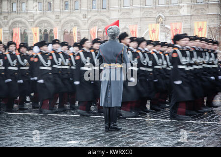 Mosca, Russia. 7 Nov, 2016. Soldati russi vestito di WW2 visto uniforme durante la parata militare.soldati russi e volontari vestito in storiche uniformi prendere parte alla parata nella Piazza Rossa di Mosca. La sfilata ha segnato il 76° anniversario di una guerra mondiale II corteo storico in Piazza Rossa. Credito: Victor Kruchinin/SOPA/ZUMA filo/Alamy Live News Foto Stock