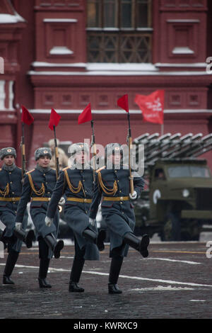 Mosca, Russia. 7 Nov, 2016. Soldati russi vestito di WW2 visto uniforme durante la parata militare.soldati russi e volontari vestito in storiche uniformi prendere parte alla parata nella Piazza Rossa di Mosca. La sfilata ha segnato il 76° anniversario di una guerra mondiale II corteo storico in Piazza Rossa. Credito: Victor Kruchinin/SOPA/ZUMA filo/Alamy Live News Foto Stock