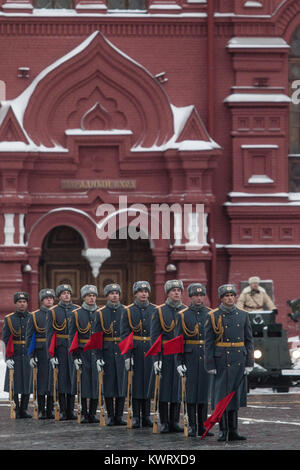 Uomo in Uniforme Militare Con Amici Della Piazza Rossa Mosca Russia  Immagine Stock Editoriale - Immagine di mosca, esercito: 271685549