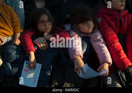 Barcellona, Spagna. 5 Dic, 2018. Migliaia di bambini attendono l'arrivo dei Magi per dare loro il loro desiderio lettere in mano. La parata simboleggia la venuta dei Magi a Betlemme dopo la nascita di Gesù, contrassegnato in Spagna e in molti paesi dell America Latina Epifania è il giorno in cui i doni vengono scambiati. Credito: Charlie Perez/Alamy Live News Foto Stock