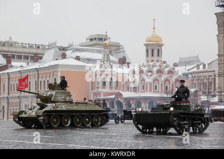 Mosca, Russia. 7 Nov, 2016. WW1 e WW2 serbatoio visto durante la parata militare.soldati russi e volontari vestito in storiche uniformi prendere parte alla parata nella Piazza Rossa di Mosca. La sfilata ha segnato il 76° anniversario di una guerra mondiale II corteo storico in Piazza Rossa. Credito: Victor Kruchinin/SOPA/ZUMA filo/Alamy Live News Foto Stock