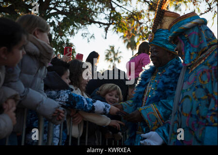 Barcellona, Spagna. 5 Dic, 2018. Migliaia di bambini attendono l'arrivo dei Magi per dare loro il loro desiderio lettere in mano. La parata simboleggia la venuta dei Magi a Betlemme dopo la nascita di Gesù, contrassegnato in Spagna e in molti paesi dell America Latina Epifania è il giorno in cui i doni vengono scambiati. Credito: Charlie Perez/Alamy Live News Foto Stock