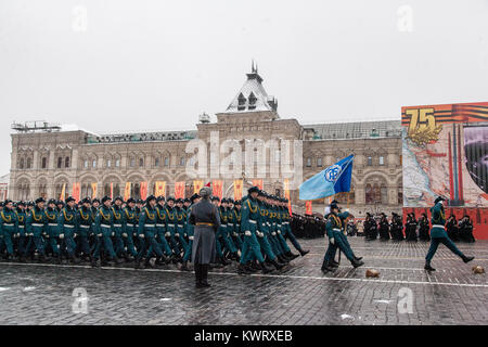 Mosca, Russia. 7 Nov, 2016. Soldati russi visto durante la parata militare.soldati russi e volontari vestito in storiche uniformi prendere parte alla parata nella Piazza Rossa di Mosca. La sfilata ha segnato il 76° anniversario di una guerra mondiale II corteo storico in Piazza Rossa. Credito: Victor Kruchinin/SOPA/ZUMA filo/Alamy Live News Foto Stock