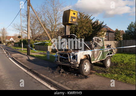 Borough verde, Inghilterra. Gen 5, 2018. Bruciata diesel Defender Landrover auto al di sotto di un autovelox sulla A227 road. La notizia ha registrato un calo del 17% nel Regno Unito le vendite di gasolio di oggi. Non un user-friendly per la rottamazione di vecchie auto o distruggere le telecamere di velocità nella notte prima. Ciò ha causato un obbrobrio per pendolari e pericolo per i pedoni nel villaggio dopo che la polizia ha isolato la bruciata rimane. Questo è un punto importante per evitare gli eccessi di velocità, come molti allievi delle scuole secondarie hanno a a scuola a piedi lungo questo tratto occupato di strada. Foto Stock