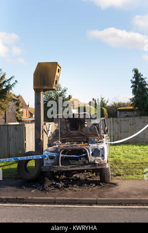 Borough verde, Inghilterra. Gen 5, 2018. Bruciata diesel Defender Landrover auto al di sotto di un autovelox sulla A227 road. La notizia ha registrato un calo del 17% nel Regno Unito le vendite di gasolio di oggi. Non un user-friendly per la rottamazione di vecchie auto o distruggere le telecamere di velocità nella notte prima. Ciò ha causato un obbrobrio per pendolari e pericolo per i pedoni nel villaggio dopo che la polizia ha isolato la bruciata rimane. Questo è un punto importante per evitare gli eccessi di velocità, come molti allievi delle scuole secondarie hanno a a scuola a piedi lungo questo tratto occupato di strada. Foto Stock