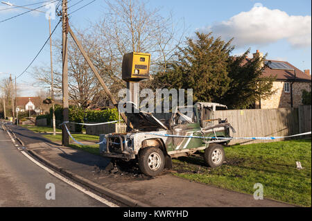 Borough verde, Inghilterra. Gen 5, 2018. Bruciata diesel Defender Landrover auto al di sotto di un autovelox sulla A227 road. La notizia ha registrato un calo del 17% nel Regno Unito le vendite di gasolio di oggi. Non un user-friendly per la rottamazione di vecchie auto o distruggere le telecamere di velocità nella notte prima. Ciò ha causato un obbrobrio per pendolari e pericolo per i pedoni nel villaggio dopo che la polizia ha isolato la bruciata rimane. Questo è un punto importante per evitare gli eccessi di velocità, come molti allievi delle scuole secondarie hanno a a scuola a piedi lungo questo tratto occupato di strada. Foto Stock