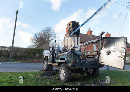 Borough verde, Inghilterra. Gen 5, 2018. Bruciata diesel Defender Landrover auto al di sotto di un autovelox sulla A227 road. La notizia ha registrato un calo del 17% nel Regno Unito le vendite di gasolio di oggi. Non un user-friendly per la rottamazione di vecchie auto o distruggere le telecamere di velocità nella notte prima. Ciò ha causato un obbrobrio per pendolari e pericolo per i pedoni nel villaggio dopo che la polizia ha isolato la bruciata rimane. Questo è un punto importante per evitare gli eccessi di velocità, come molti allievi delle scuole secondarie hanno a a scuola a piedi lungo questo tratto occupato di strada. Foto Stock