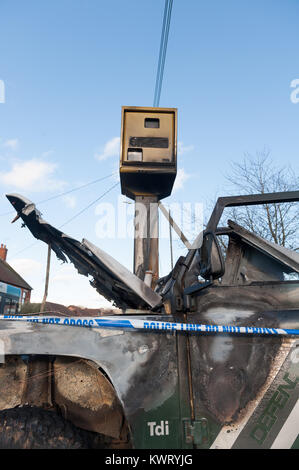 Borough verde, Inghilterra. Gen 5, 2018. Bruciata diesel Defender Landrover auto al di sotto di un autovelox sulla A227 road. La notizia ha registrato un calo del 17% nel Regno Unito le vendite di gasolio di oggi. Non un user-friendly per la rottamazione di vecchie auto o distruggere le telecamere di velocità nella notte prima. Ciò ha causato un obbrobrio per pendolari e pericolo per i pedoni nel villaggio dopo che la polizia ha isolato la bruciata rimane. Questo è un punto importante per evitare gli eccessi di velocità, come molti allievi delle scuole secondarie hanno a a scuola a piedi lungo questo tratto occupato di strada. Foto Stock