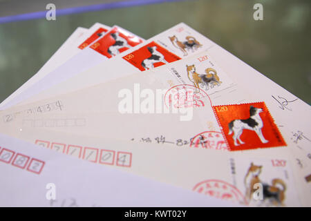 Shanghai, Cina. Gen 5, 2018. Foto scattata il 5 gennaio, 2018 mostra le lettere e cartoline con la nuova emissione francobolli zodiac a Shanghai in Cina orientale, 5 gennaio 2018. China Post ha rilasciato una serie di speciali zodiac francobolli per l'anno del cane con due diversi modelli di venerdì. L'anno del cane, o cinese tradizionale capodanno nuovo anno lunare di quest'anno, inizia dal febbraio 16. Credito: Du Natalino/Xinhua/Alamy Live News Foto Stock