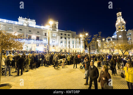 Alcoy, Spagna. 5 gennaio 2018: La città di Alcoy preparato a ricevere la sua magestades i tre Re Magi dell'Oriente. Nell'immagine, la Plaza de España. L'arrivo dei Magi per la città di Alcoy, è la più prevedibile data per bambini durante tutto l'anno. Una Festa di Interesse Turistico Nazionale che riunisce centinaia di visitatori ogni anno che vogliono vivere il messaggio e le emozioni di questa secolare cavalcata. Foto Stock