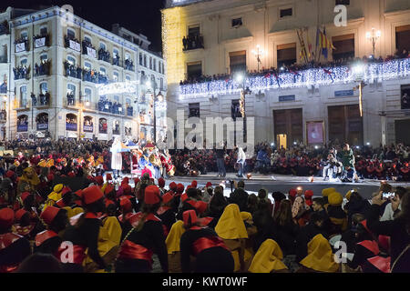 Alcoy, Spagna. 5 gennaio 2018: Cabalgata de los Reyes Magos nella città di Alcoy. È l'evento più atteso per bambini durante tutto l'anno. Una Festa di Interesse Turistico Nazionale che riunisce centinaia di visitatori ogni anno che vogliono vivere il messaggio e le emozioni di questa secolare cavalcata. Foto Stock