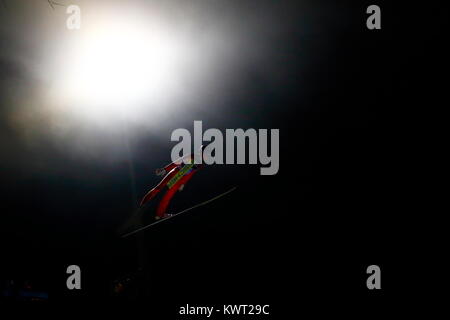 Bischofshofen, Austria. 05th, Jan, 2018. Steiner Massimiliano da Austria vola attraverso l'aria durante il turno di qualifiche 66quattro colli ski jumping nel torneo di Bischofshofen, Austria, 05 gennaio 2018. (Foto) Alejandro Sala/Alamy Live News Foto Stock