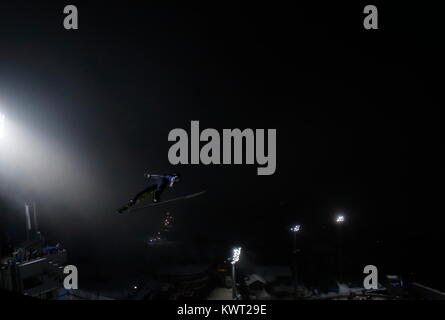 Bischofshofen, Austria. 05th, Jan, 2018. Shiffner Markus dall Austria vola attraverso l'aria durante il turno di qualifiche 66quattro colli ski jumping nel torneo di Bischofshofen, Austria, 05 gennaio 2018. (Foto) Alejandro Sala/Alamy Live News Foto Stock