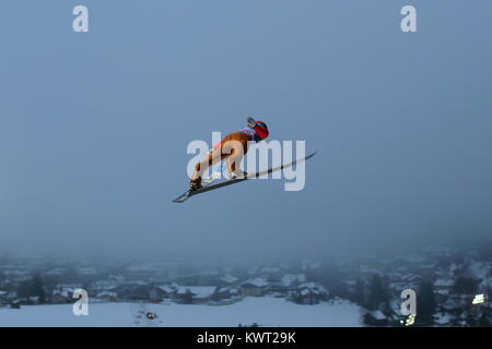 Bischofshofen, Austria. 05th, Jan ​2018. Denis Kornilov dalla Russia vola attraverso l'aria durante il turno di qualifiche 66quattro colli ski jumping nel torneo di Bischofshofen, Austria, 05 gennaio 2018. (Foto) Alejandro Sala/Alamy Live News Foto Stock