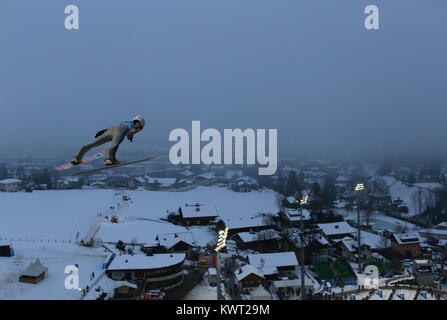 Bischofshofen, Austria. 05th, Jan ​2018. Wolny Jacub dalla Polonia compete durante un salto di formazione il giorno 7 del 66 quattro colli ski jumping nel torneo di Bischofshofen, Austria, 05 gennaio 2018. (Foto) Alejandro Sala/Alamy Live News Foto Stock