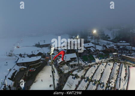 Bischofshofen, Austria. 05th, Jan ​2018. Michael Hayboeck dall Austria vola attraverso l'aria durante il turno di qualifiche 66quattro colli ski jumping nel torneo di Bischofshofen, Austria, 05 gennaio 2018. (Foto) Alejandro Sala/Alamy Live News Foto Stock