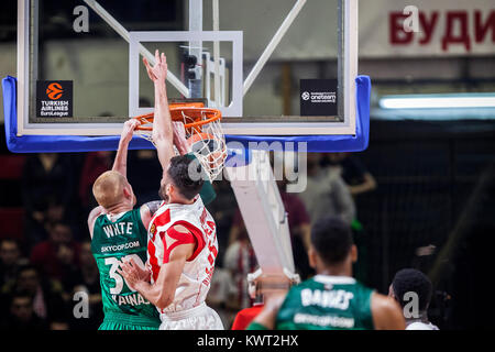 A Belgrado, in Serbia. 05 gen 2018. 5 gennaio 2018, Aleksandar Nikolic Hall, Belgrado, Serbia; Turkish Airlines Eurolega di basket, Crvena Zvezda Belgrado mts versus Zalgiris Kaunas; avanzamento Aaron bianco del Zalgiris Kaunas schiacciate sul cestello Credito: Nikola Krstic/Alamy Live News Foto Stock