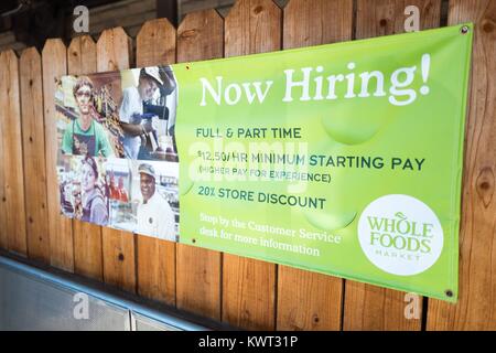 Digital Signage leggere 'Ora' assunzione al Whole Foods Market store a Lafayette, California, 28 agosto 2017. Il 28 agosto 2017, Amazon ha completato la sua acquisizione dell'elegante catena di negozi di generi alimentari. Foto Stock