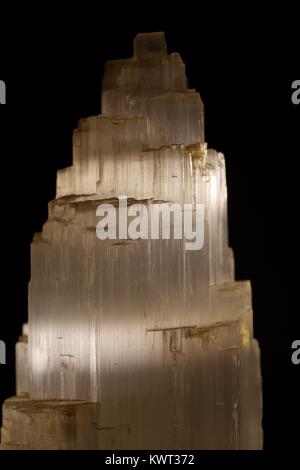 Torre Seletine, cristalli di gesso minerale. Close up, pallido traslucido campione della geologia. Devon, Regno Unito. Gennaio, 2018. Foto Stock