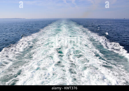 La scia di Pont Aven ferry in Atlantico vicino la costa francese Foto Stock